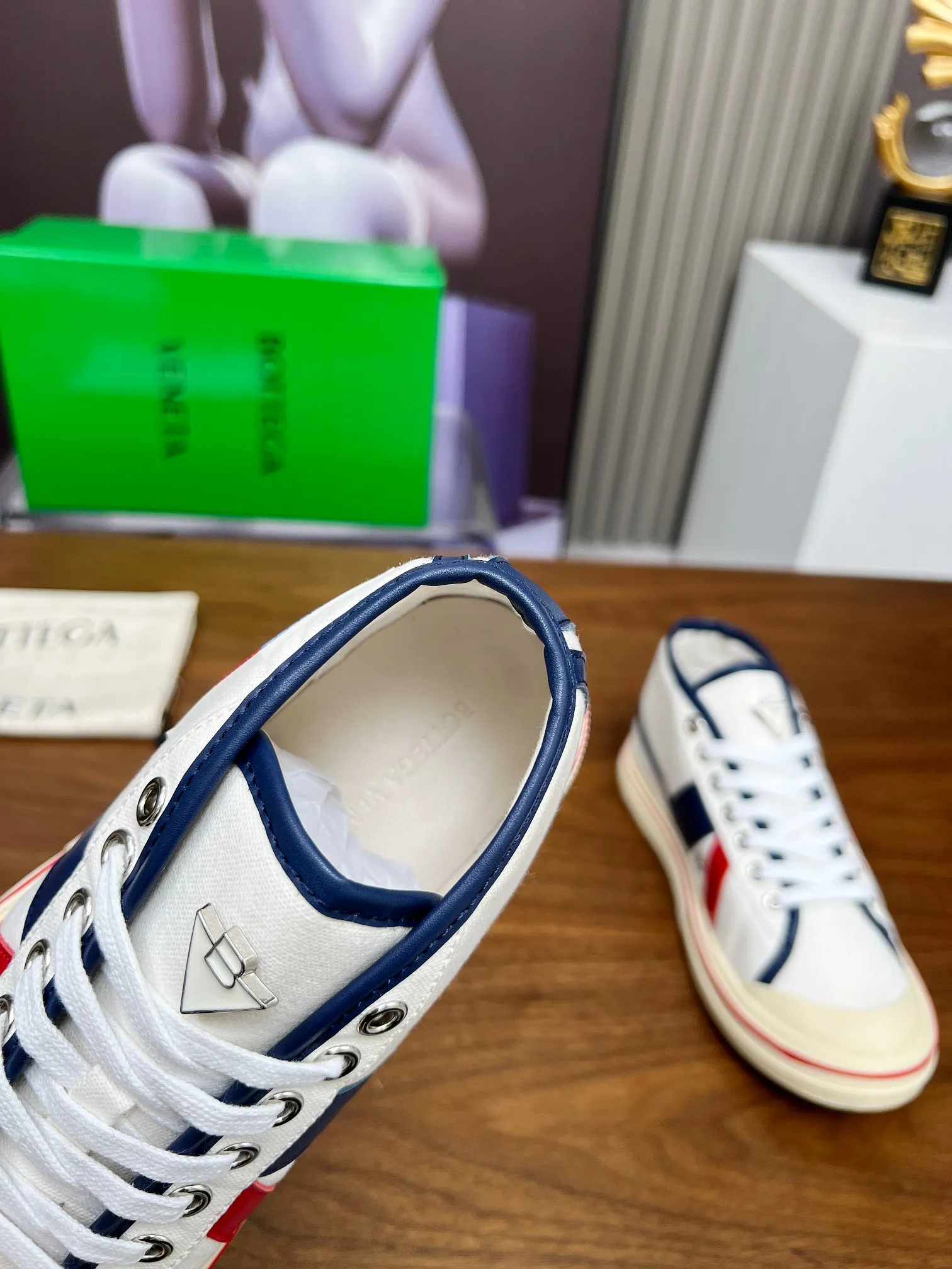 Men's men's shoes 💰520💰 Bottega Veneta BV's latest Eliot series retro basketball shoes casual sports canvas shoes 🔥Become a god when it is launched!🔥 Inspired by retro basketball sneakers, the color combination highlights youthful vitality and perfectly interprets the theme of youth and childlike innocence. The details are also very particular. The summer canvas brings excellent durability and comfort. Designs such as calfskin trim, rubber toe caps and hand-painted retro red lines are full of retro feel. The round toe and convex sole add a modern feel and are suitable for various styles. Easily create a fashionable atmosphere. The upper foot is the focus...can be worn as a couple's shoes...The red lines on each shoe edge are hand-painted, which adds more taste and attitude! ✦Fabric: Original customized high-density canvas + cowhide ✦Inner lining: original customized breathable canvas ✦Insole: movable latex cowhide insole ✦Sole: original molded non-slip and wear-resistant TPU material ✦Sole thickness: 3cm ✦Number of sizes: female size 35--40, female 40 is customized and non-returnable ✦Number: male size 39--45, male 45 is customized and non-returnable